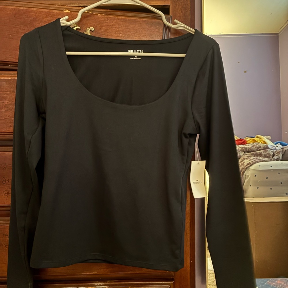 Hollister long sleeve scoop neck !